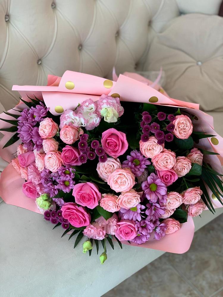 Букет цветов из: Хризантемы, Розы и Лизиантусы в Каскара