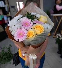 Букет цветов из:  Герберы, Розы и Хризантемы в Каскара