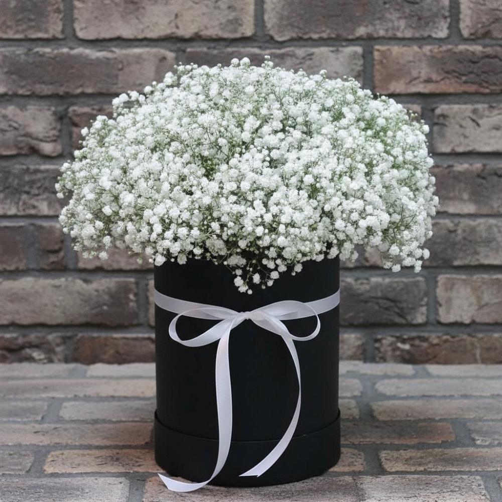 Цветочная композиция из Гипсофила в шляпной коробке в Каскара