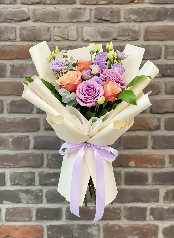 Букет цветов из: Лизиантусы и Розы в Каскара