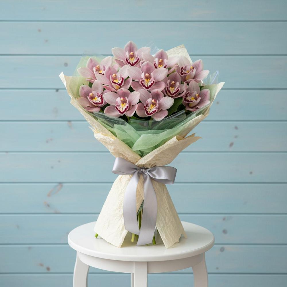 Букет цветов из: Орхидеи и Розы в Каскара