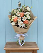 Букет цветов из:  Альстромерии, Лизиантусы, Розы и Хризантемы в Каскара