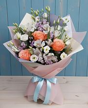 Букет цветов из:  Лизиантусы, Розы, Альстромерии и Гипсофила в Каскара