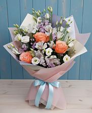 Букет цветов из:  Лизиантусы, Розы, Альстромерии и Гипсофила в Каскара