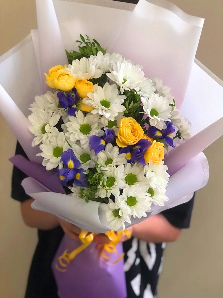 Букет цветов из: Ирисы, Хризантемы и Розы в Каскара