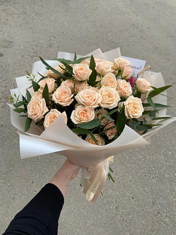 Букет Кремовые розы Латте в Каскара