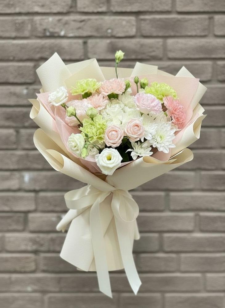 Букет цветов из: Гвоздики, Розы, Лизиантусы и Хризантемы в Каскара