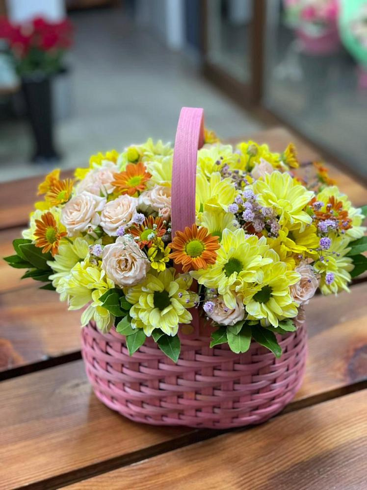 Цветочная композиция из Хризантемы и Розы в корзине в Каскара