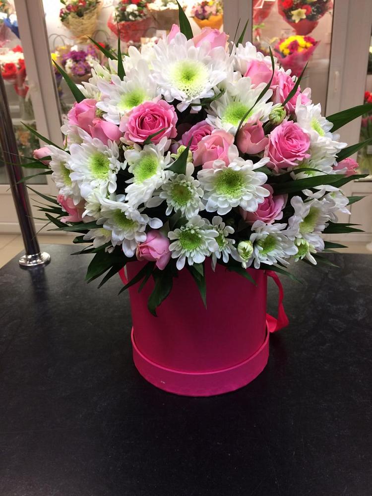 Цветочная композиция из Розы и Хризантемы в шляпной коробке в Каскара