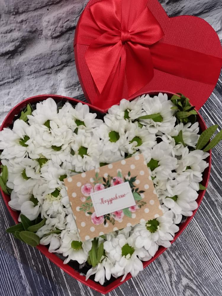 Цветочная композиция из Хризантемы в виде сердца в Каскара