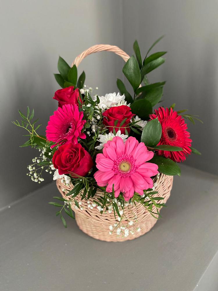 Цветочная композиция из Розы, Хризантемы и Герберы в корзине в Каскара