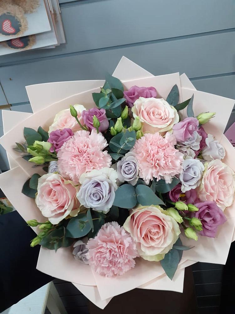 Букет цветов из: Розы, Гвоздики и Лизиантусы в Каскара