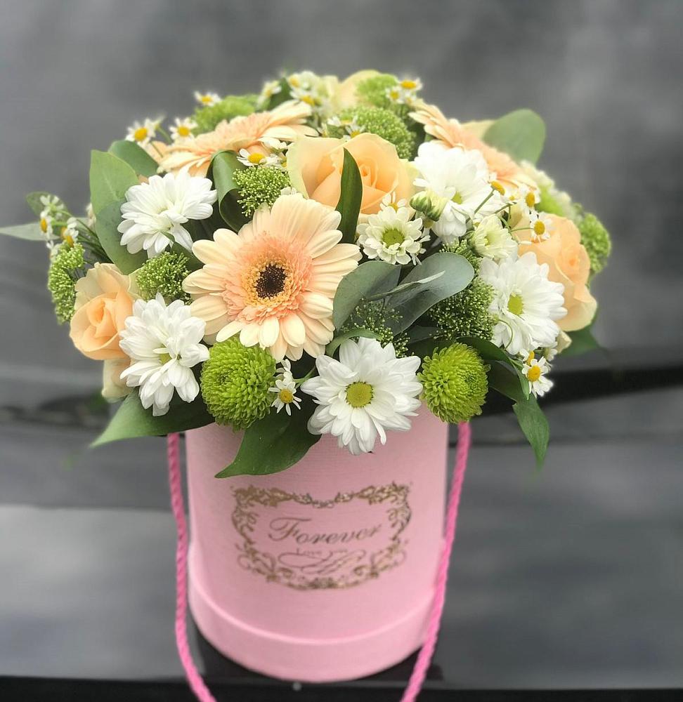 Цветочная композиция из Розы, Герберы и Хризантемы в шляпной коробке в Каскара