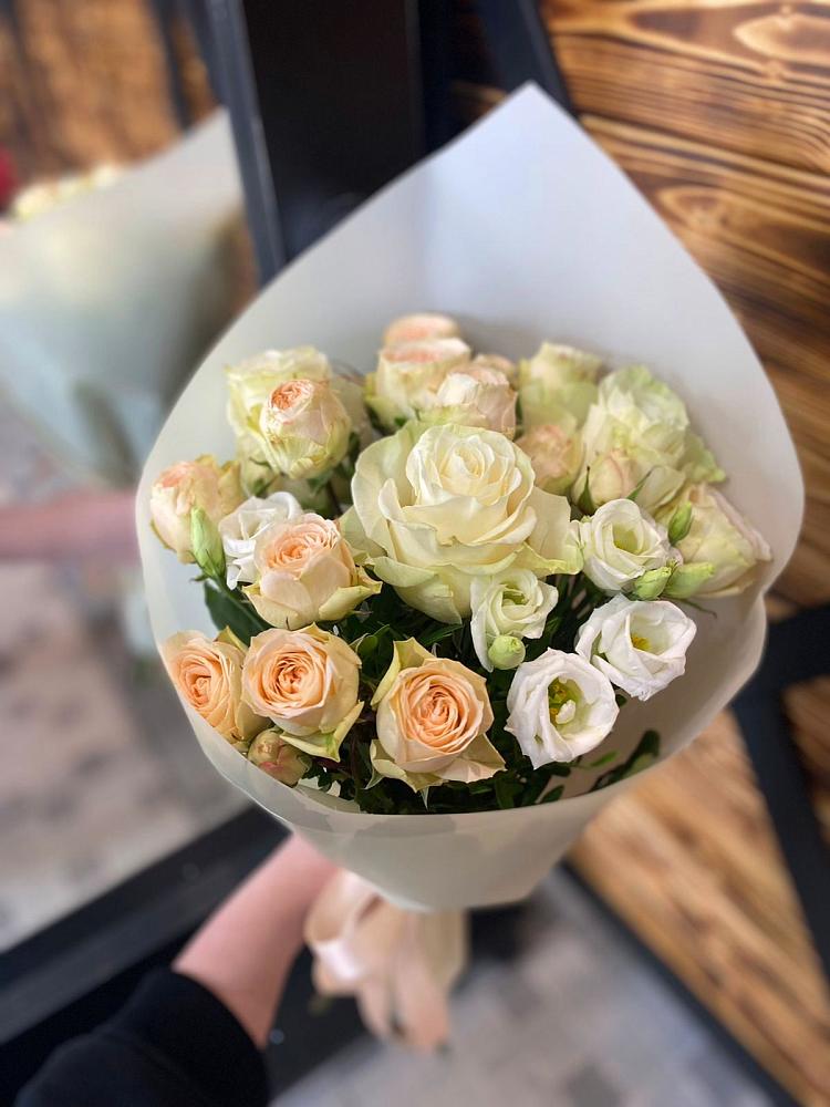 Букет цветов из: Розы и Лизиантусы в Каскара